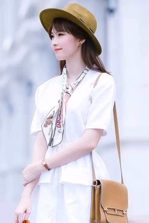Thu Thảo dịu dàng trong chiếc khăn lụa Louis Vuitton (khoảng 5,7 triệu đồng) và túi xách vuông của Hermes (163 triệu đồng). Ảnh: Thegioitre.