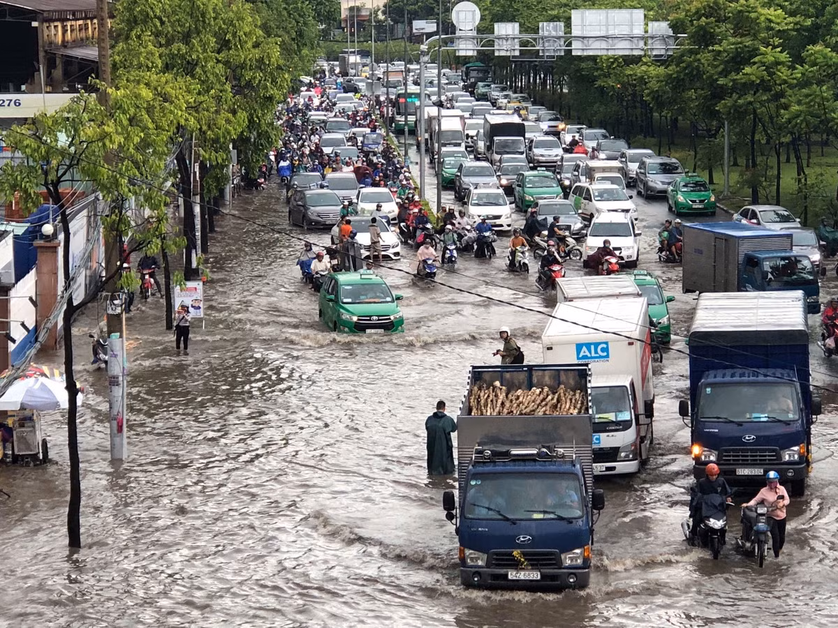 Trước đó ngày 19/4, Trung tâm chống ngập TP và công ty Quang Trung đã ký kết hợp đồng thuê máy bơm chống ngập cho đường Nguyễn Hữu Cảnh.
