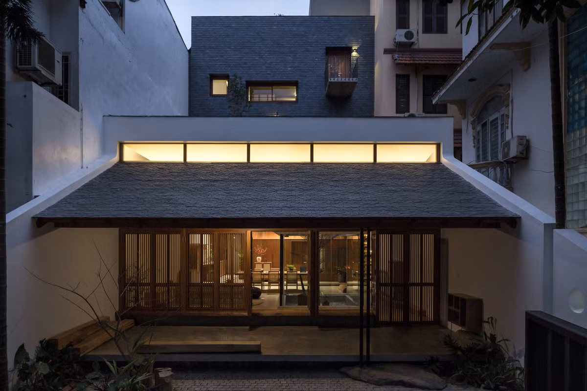 Nằm trên khu đất 240m2 tại phường Quảng An, quận Tây Hồ, Hà Nội, ngôi nhà với kiến trúc lạ mắt này là công trình thiết kế của hai kiến trúc sư Hưng Đào và Sỹ Tuấn (công ty AHL architects).