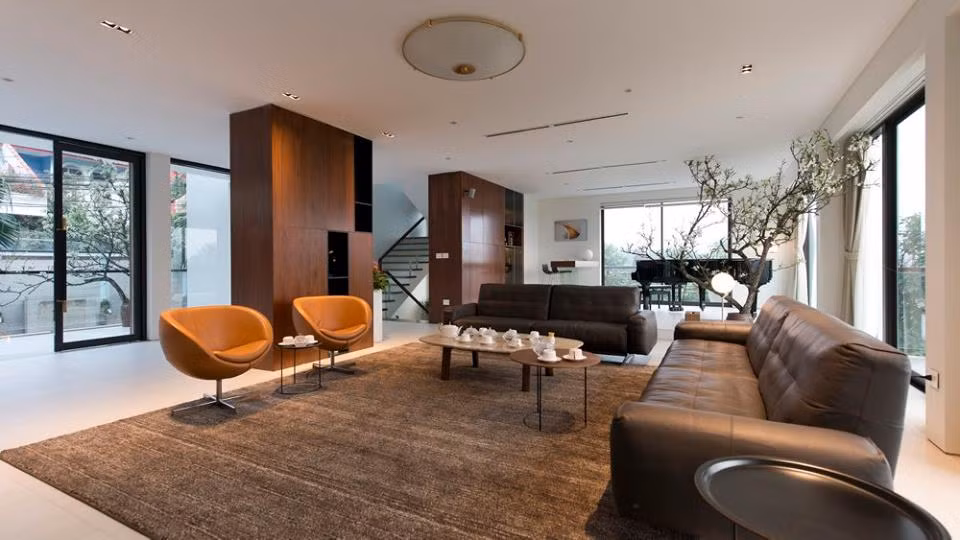 Sofa cỡ lớn, bàn trà cùng thảm trải sàn lớn cho diện mạo phòng khách sang chảnh.