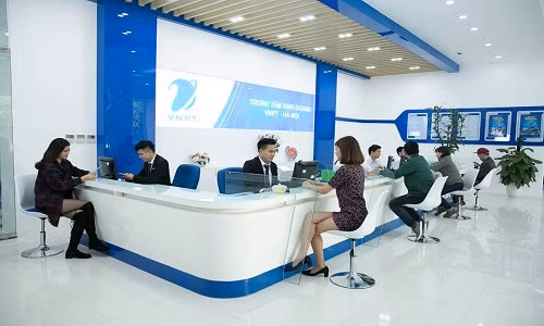 Khách hàng đến giao dịch tại một mạng viễn thông.