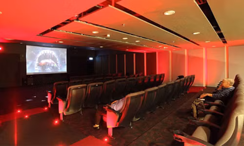 Sân bay Changi Singapore có hẳn rạp chiếu phim miễn phí 24/24h cho hành khách giải trí trong thời gian chờ đợi tại sân ga Terminal 2, 3. Ảnh: Avia.