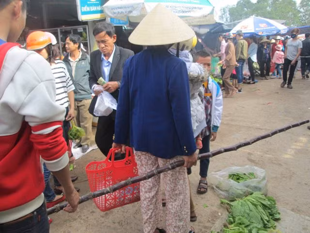 Chợ Tết Mỹ Lợi độc đáo đã tồn tại hàng trăm năm nay. Chợ tập trung bên gò đất cao tại khu vực xóm Cồn, sát quốc lộ 49A. Ảnh: Baotainguyenmoitruong.