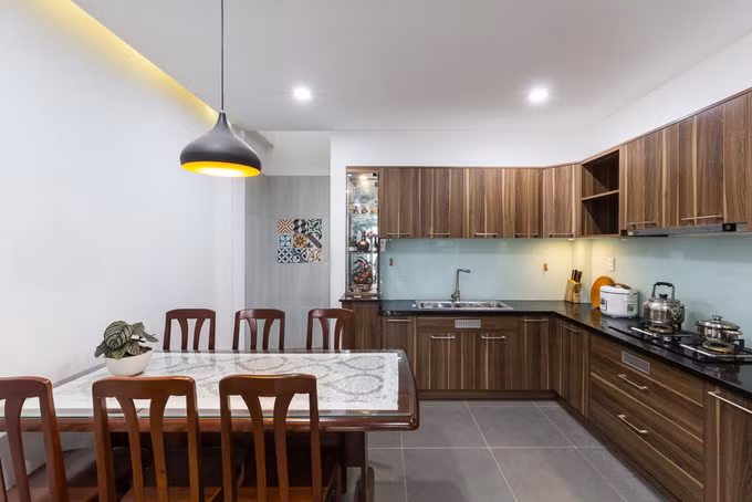 Tủ bếp chữ L hiện đại bằng gỗ tự nhiên.