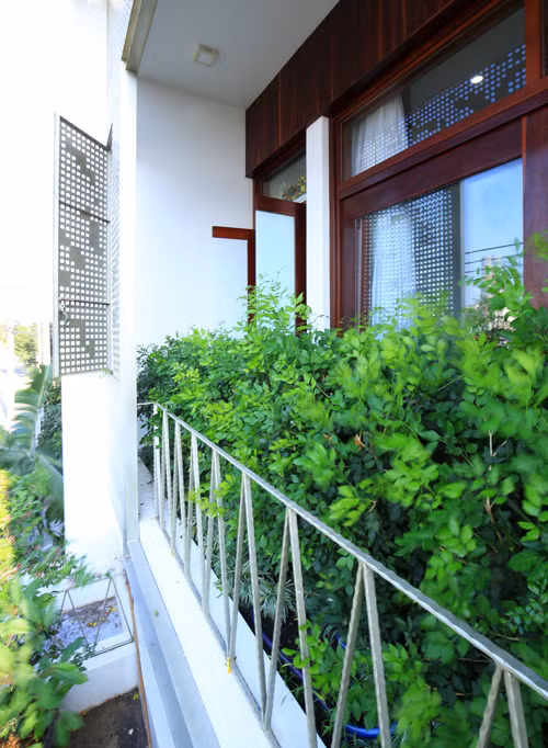 Những ô vuông sắp xếp ngẫu nhiên trên tấm kim loại không chỉ cho ánh sáng tự nhiên tràn vào nhà mà còn giúp ngôi nhà 3 tầng giống như một tác phẩm nghệ thuật đương đại.