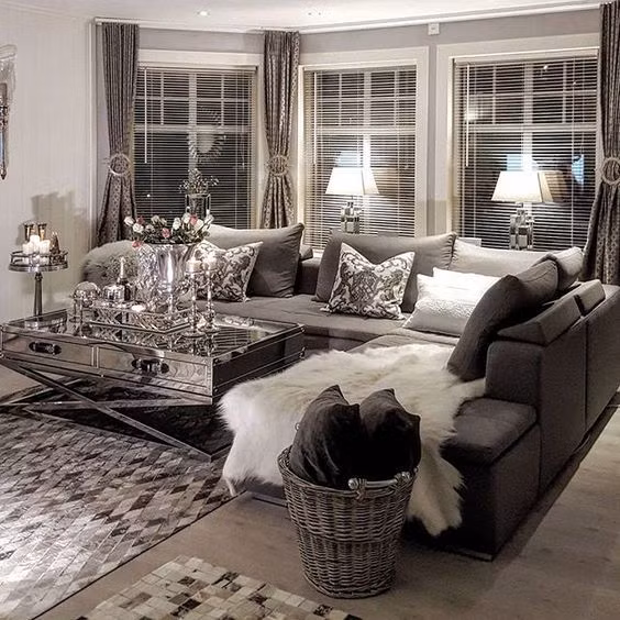  Sử dụng sofa quá lớn: Một bộ sofa lớn bày trong không gian gian rộng ở cửa hàng trông vẫn rất gọn gàng. Tuy nhiên, khi đưa về nhà, sofa chiếm quá nhiều diện tích khiến căn phòng trở nên chật chội.