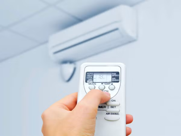 Việc hạ nhiệt độ sâu khá tốn điện vì khi đó máy nén hoạt động tối đa và duy trì liên tục. Thay vào đó, bạn chỉ cần điều chỉnh nhiệt độ xuống khoảng 25 độ C, vừa đỡ tốn điện vừa không khiến cơ thể sốc nhiệt.