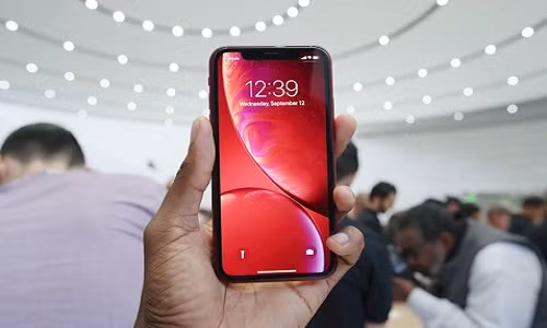 Lần đầu tiên có sẵn phiên bản màu đỏ (RED) ngay khi vừa ra mắt