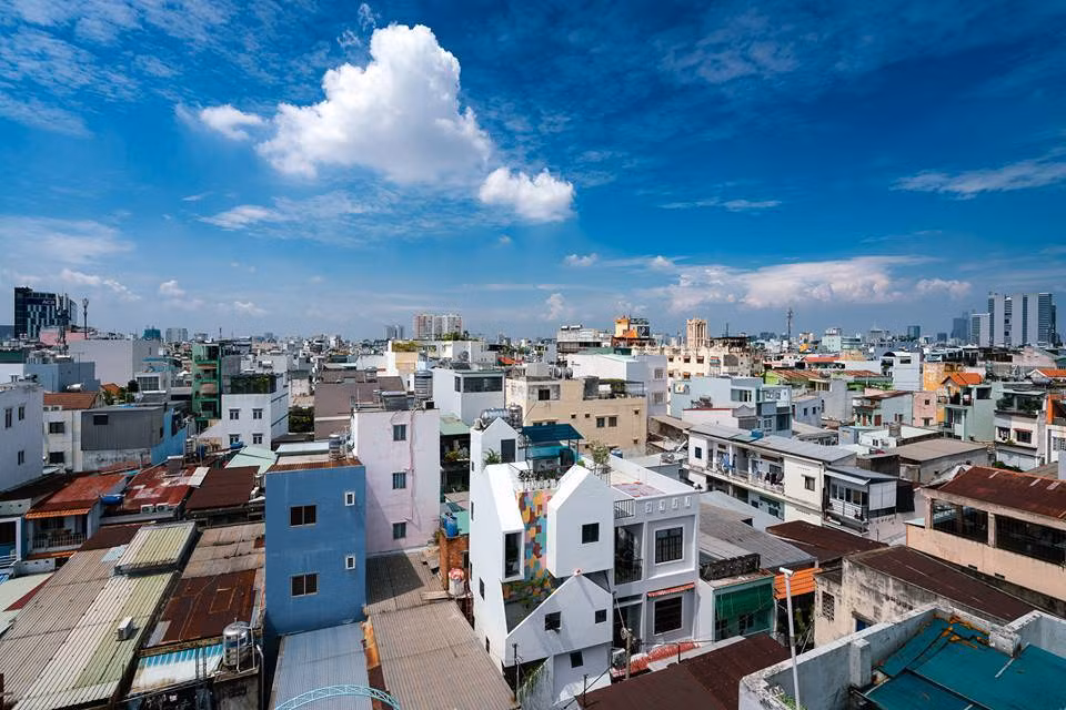 Tọa lạc tại quận 10 (TP HCM), Small House 2 thu hút bởi kiến trúc nhà xếp chồng lên nhau vô cùng sáng tạo. Ảnh: Quangdam.