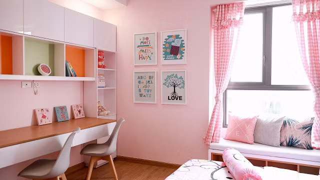Phòng ngủ ngập ánh sáng nhờ cửa sổ lớn. Ảnh: Kpark.