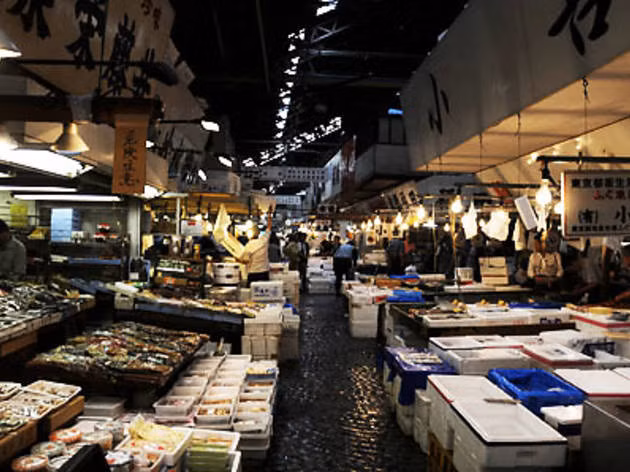 Tại chợ Tsukiji, khách có thể dễ dàng mưa được hải sản tươi sống mà một số cửa hàng bán sushi tươi ngon. Ảnh: Time Out.