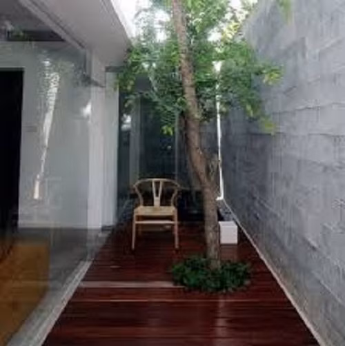 Không làm thoát nước sàn khi giếng trời không có mái che là lỗi thường gặp ở nhiều gia đình. Ảnh: Dakhaiminh.
