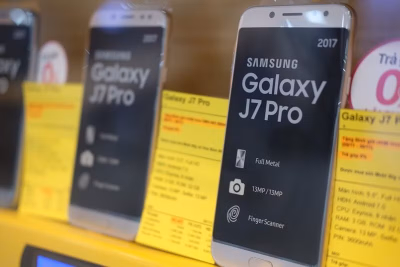 Samsung Galaxy J7 Pro trên kệ hàng - Ảnh: H.Đ Samsung Galaxy J7 Pro trên kệ hàng - Ảnh: H.Đ