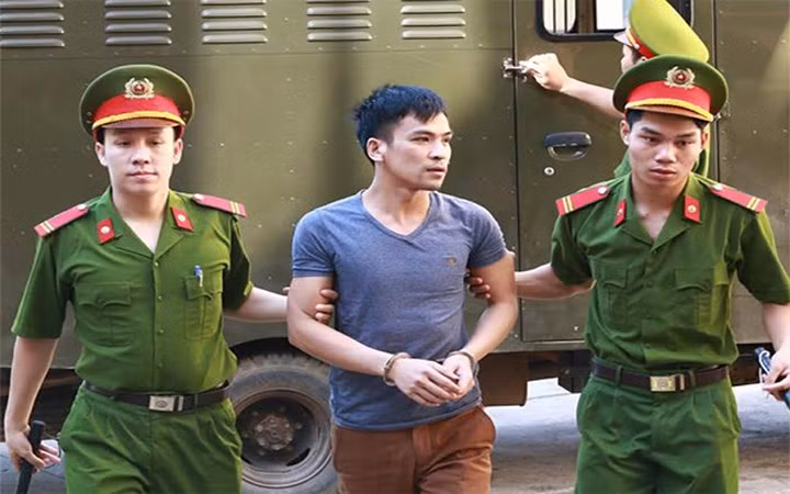 Bùi Mạnh Quốc không quên gửi lời xin lỗi đến gia đình các nạn nhân: “Bị cáo biết được lỗi của mình. Bị cáo mong Tòa xem xét các tình tiết khách quan dẫn đến lỗi của bị cáo cũng như các tình tiết giảm nhẹ, cho bị cáo mức án nhẹ để về chăm lo cho con cái”.