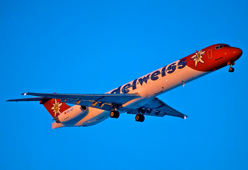 Chiếc máy bay khai thác đầu tiên của Edelweiss là McDonnell Douglas MD-83. Ảnh: ebay.