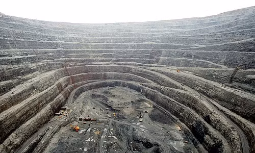 Năm 2004, mỏ Venetia có khoảng 955 công nhân và khai thái được 7.187.300 carats (tương đương 1,4 tấn kim cương) từ 5,8 triệu tấn quặng. Ảnh: Mining Technology.