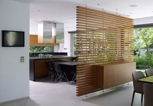 Nếu không muốn cầu kỳ, bạn có thể sử dụng rèm làm vách ngăn, vừa tiết kiệm diện tích vừa tạo sự độc đáo. Ảnh: Remkozy.