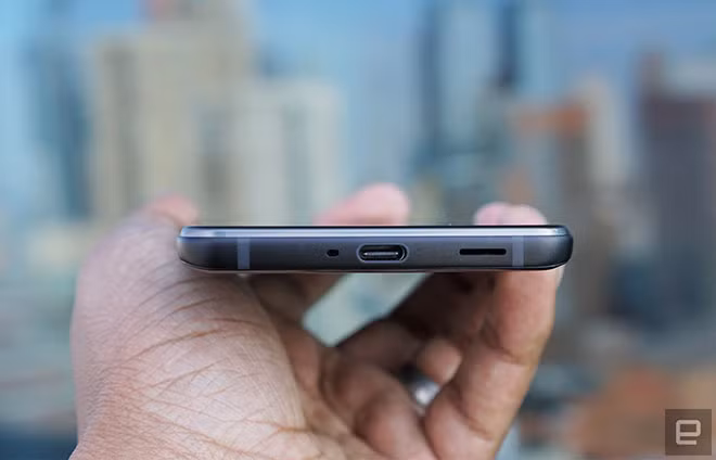 Mặt phía dưới của HTC U12+. Mặt phía dưới của HTC U12+.