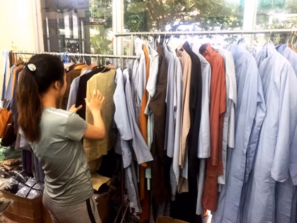 Nếu như mặt hàng thời trang khác có nguy cơ ế ẩm thì quần áo phật tử là mặt hàng bán chạy nhất vào mùa vu lan báo hiếu. Ảnh: Phunuphapluat.