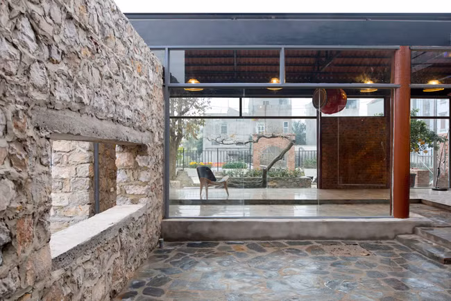 Vách tường được xây từ đá, vật liệu quen thuộc tại địa phương. Ảnh: Archdaily.