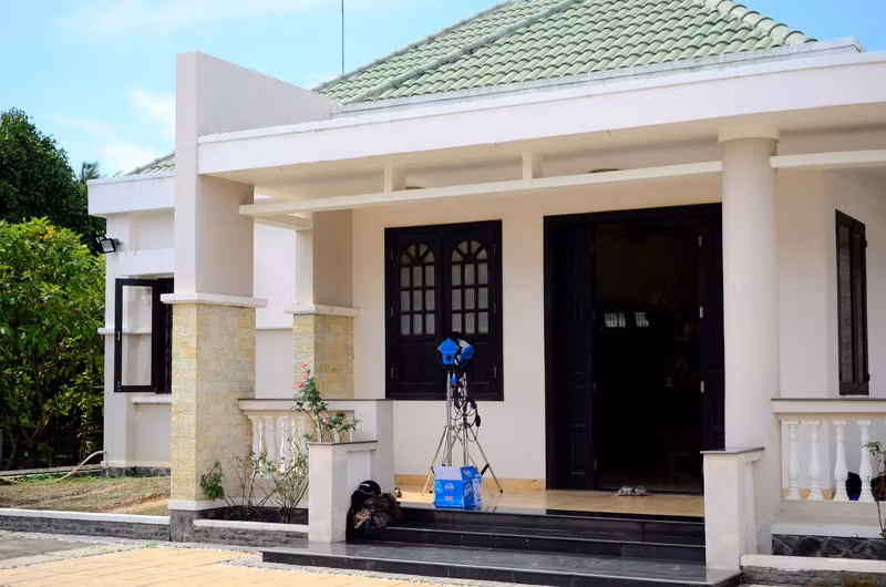 Ngôi nhà Việt Trinh ở nổi bật nhất vùng, với khuôn viên rộng, cổng xây cao kiên cố. Ảnh: Zing.