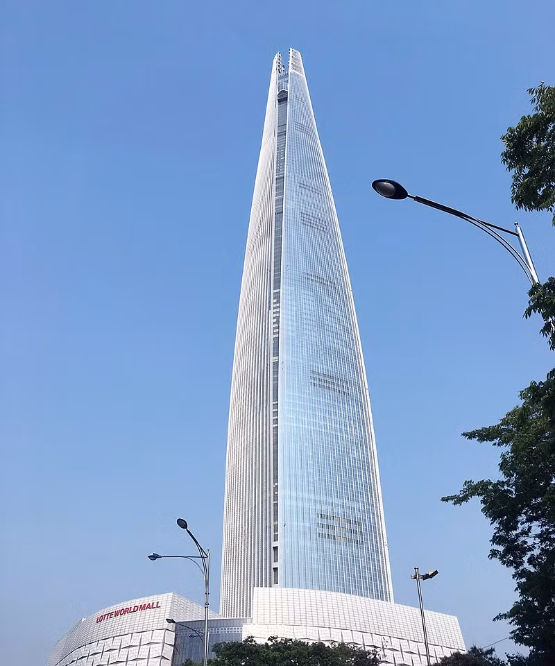 Đây là siêu cao ốc 123 tầng, cao 556 mét với ý tưởng thiết kế là hình nón thon dài, uốn nhẹ hai bên. Ảnh: Wiki.