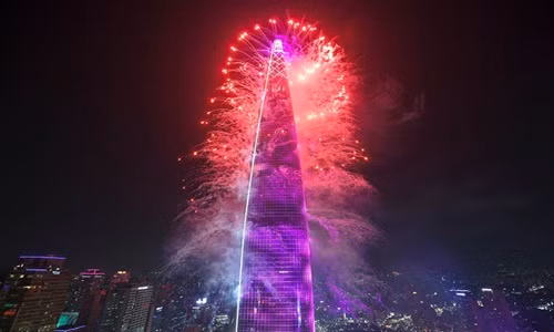 Bắt đầu khởi công từ tháng 5/2009, đến ngày 3/4/2017, tòa nhà Lotte World Tower được khánh thành. Ảnh: Bloomberg.