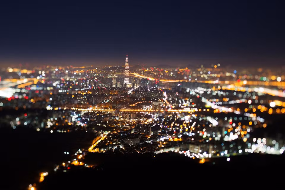  Tòa tháp Lotte World Tower nổi bật giữa ánh đèn lấp lánh tại thủ đô Seoul. Ảnh: Bloomberg.