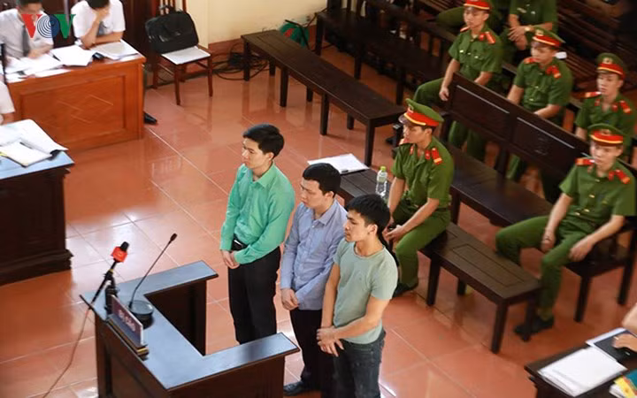 Sáng 23/5, sau phần thẩm vấn và trình bày của các luật sư, đại diện Viện Kiểm sát đề nghị Hoàng Công Lương (bác sỹ khoa Hồi sức) mức án 30 - 36 tháng tù treo về tội Thiếu trách nhiệm để xảy ra hậu quả nghiêm trọng, Trần Văn Sơn 4 - 5 năm tù cùng tội danh. Bùi Mạnh Quốc (nguyên Giám đốc Công ty Trâm Anh) 5-6 năm tù tội Vô ý làm chết người.