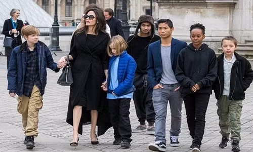 Brad Pitt noi ro so tien da tra cho Angelina Jolie de chu cap nuoi con