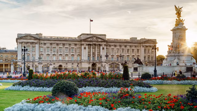 Cung điện Buckingham, London trở thành ngôi nhà của hoàng tộc Anh từ năm 1837. Lâu đài gồm 775 phòng và sảnh lớn cho các sự kiện của quốc gia. Ảnh: Visit London.