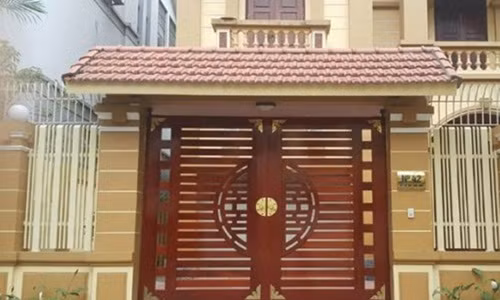 Cổng lợp ngói kết hợp với cửa gỗ càng làm tăng thêm sự gần gũi với thiên nhiên. Ảnh: Camnanglamnha.