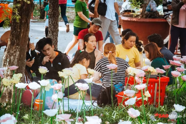 Giữa trưa nhiều hộ gia đình đã trải bat, căng lều, võng,… nằm nghỉ trên những thảm cỏ xanh.