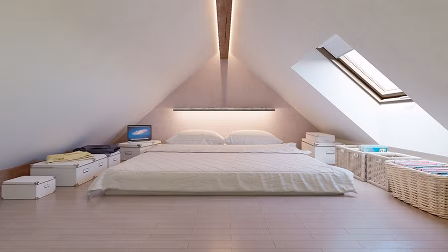 Đường đèn led chạy ngay chính giữa cùng ô cửa sổ lớn tạo cảm giác trần nhà như cao hơn.