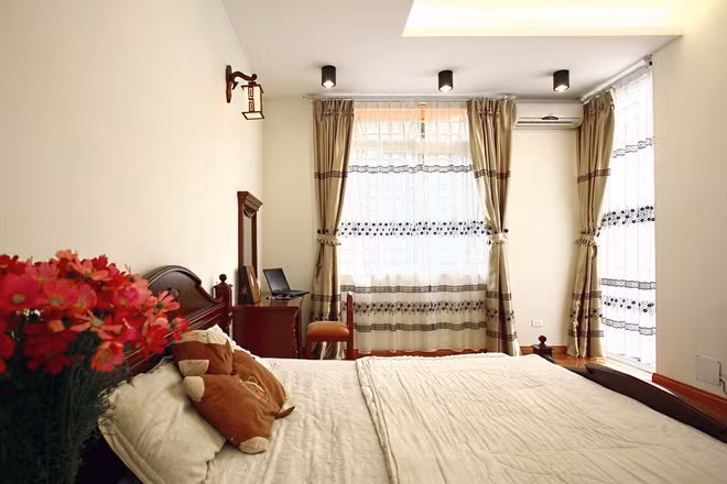 Phòng ngủ chan hòa ánh sáng.