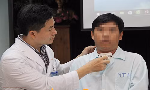 Nếu anh D. đến trễ 10 phút sẽ tử vong vì căn bệnh viêm phù nề thanh thiệt cấp. Nếu anh D. đến trễ 10 phút sẽ tử vong vì căn bệnh viêm phù nề thanh thiệt cấp.