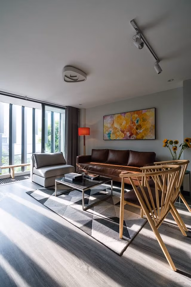 Ánh nắng len qua khung cửa tạo điểm nhấn thú vị.