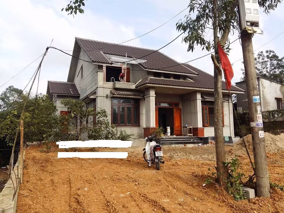 Mặt bằng phân chia thành 3 gian theo kiểu truyền thống, nhưng cách bố trí không gian bên trong hoàn toàn mới lạ và hiện đại. Không gian áp mái để làm phòng thờ phía trên. Ảnh: Lenhan.