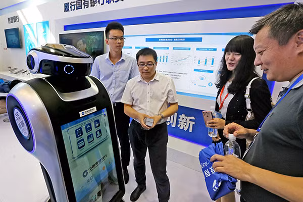 Theo nguồn tin từ South China Morning Post, Ngân hàng Xây dựng Trung Quốc (CCB) vừa mới đưa robot vào quản lý một chi nhánh tại Thượng Hải thay cho con người. Ảnh: China Daily.