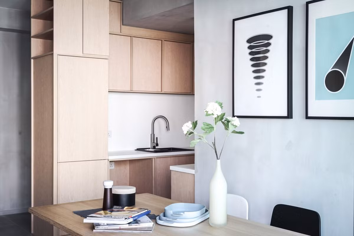 Bỏ đi bức tường thô cứng, căn hộ sử dụng gam màu xi măng làm chủ đạo.