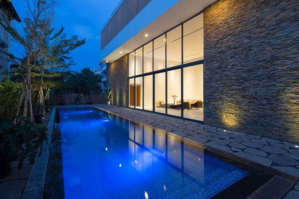 Căn biệt thự lộng lẫy dưới ánh đèn. Nguồn ảnh: MimA NY studio &amp; Real Architecture.