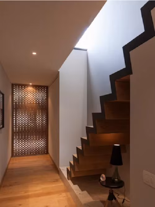 Màu sắc và thiết kế mảnh mai của loại cầu thang này luôn ghi điểm với khách bất chấp diện tích nhà chật. Ảnh: Homify.