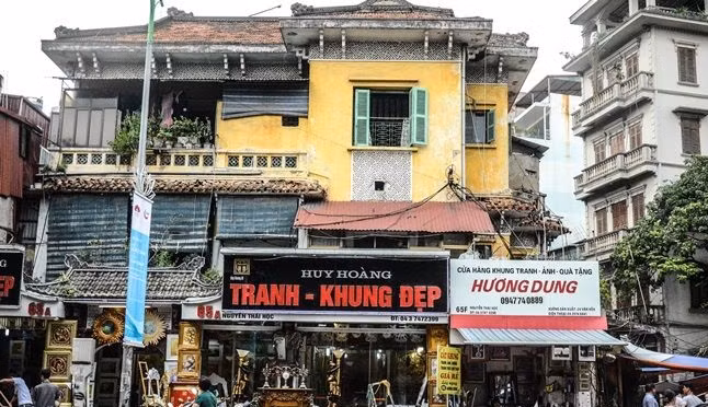 Căn biệt thự cổ số 65 Nguyễn Thái Học (Ba Đình, Hà Nội) được xây dựng từ những năm 1930, là nơi sinh sống của 5 hộ gia đình với hơn 20 nhân khẩu, chủ yếu là giới văn nghệ sĩ, trí thức Hà Nội. Ảnh: Saostar.