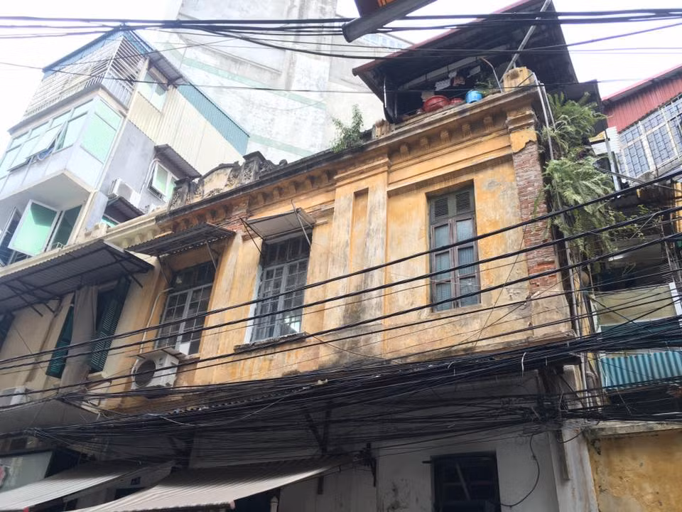 Một căn biệt thự cổ ở phố Hội Vũ (Hoàn Kiếm, Hà Nội) xây dựng từ thời Pháp thuộc thường xuyên bị thấm dột vào mùa mưa. Ảnh: Vietnamnet.
