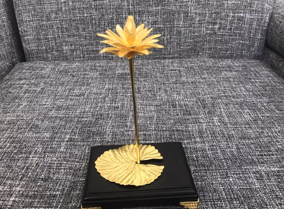 Khách đặt hàng là một đại gia đến từ Hà Nội. Vị đại gia này muốn dành tặng bông hoa súng đúc vàng như một món quà đặc biệt gửi tới người vợ của mình.