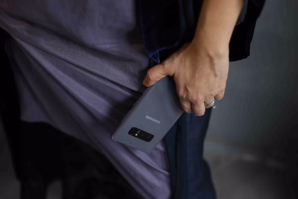 Màu tím đang là xu hướng được lăng xê trong năm nay, do đó các tín đồ thời trang có thể biến Note 8 tím khói thành một phần trong set đồ mix&amp;match ấn tượng của mình. Ảnh: Dai Ngo - Lienchi Nguyen .