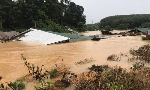 Lu quet bat ngo khien hang chuc mai nha 'bien mat' o Kom Tum
