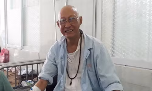 Nghe si Le Binh nam giuong hanh lang 200.000 dong tri ung thu
