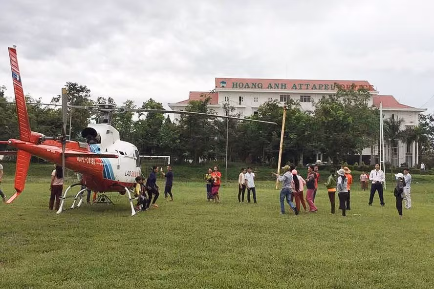 Trong vụ vỡ đập thủy điện tại Lào tối 23/7, Tập đoàn Hoàng Anh Gia Lai của bầu Đức cũng bị ảnh hưởng. 26 công nhân Hoàng Anh Gia Lai bị mắt kẹt đã được trực thăng của doanh nghiệp giải cứu an toàn trong tình trạng sức khỏe tốt chiều 25/7. Ảnh: HAGL Group.