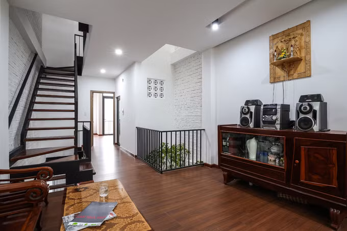 Góc sinh hoạt chung trên tầng 2 với các món đồ đạc xưa cũ vừa gợi nhớ hoài niệm vừa tiết kiệm chi phí.